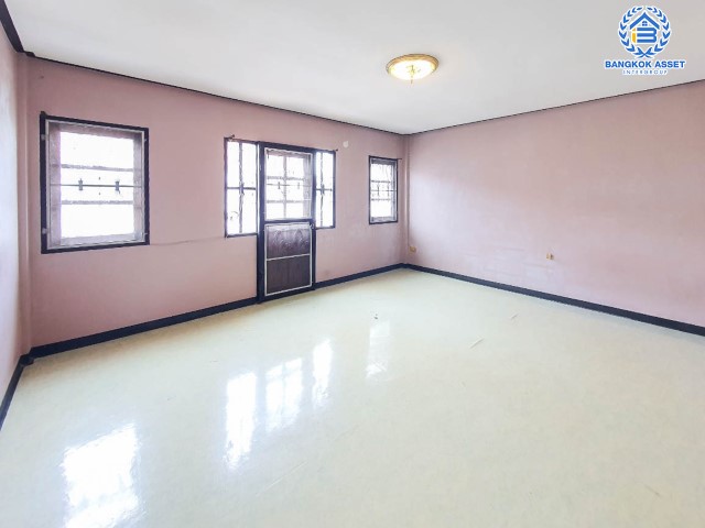 ทาวน์โฮม 3 ชั้นมือสอง เพชรเกษม ม.สุชา1 เพชรเกษม เนื้อที่กว้าง 17.60 ตร.ว. ฟังก์ชัน 4 ห้องนอน 3 ห้องน้ำ ที่จอดรถ 1 คัน ภายในสภาพดี มีพื้นที่ใช้สอยกว้างขวาง โครงการตั้งบนทำเลแห่งการเดินทาง ใกล้รถไฟฟ้าสายสีน้ำเงิน "สถานีหลักสอง" และจุดขึ้นทางด่วน "พระราม2"...